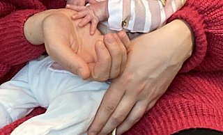 Das kleine Mädchen in den Armen seiner Mutter. - Matthias Bungeroth Das kleine Mädchen in den Armen seiner Mutter. - Matthias Bungeroth