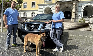 Die Tierärzte Andreas Lange und seine Frau Lisa, hier mit ihrem Schäferhundmischling Jack vor dem Herforder Rathaus, haben eine Fahrpraxis in Herford gegründet. Sie kommen zu den Kunden nach Hause. - Matthias Bungeroth Die Tierärzte Andreas Lange und seine Frau Lisa, hier mit ihrem Schäferhundmischling Jack vor dem Herforder Rathaus, haben eine Fahrpraxis in Herford gegründet. Sie kommen zu den Kunden nach Hause. - Matthias Bungeroth