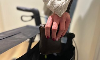 Der Diebstahl im Fall der 91-jährigen Frau in einem Gütersloher Bus hat sich vermutlich wie in dieser nachgestellten Szene abgespielt. Mit einem Schal über der Hand hat die Täterin die Geldbörse aus dem Rollator entwendet. - Christian Bröder Der Diebstahl im Fall der 91-jährigen Frau in einem Gütersloher Bus hat sich vermutlich wie in dieser nachgestellten Szene abgespielt. Mit einem Schal über der Hand hat die Täterin die Geldbörse aus dem Rollator entwendet. - Christian Bröder
