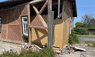 Von rechts kommend krachte der Jugendliche mit einem Audi in die Hauswand. Die Fassade des ehemaligen Bahnhofsgebäudes wird abgestützt, der Unfallort ist eingezäunt. Es besteht Einsturzgefahr. - Sandra Spieker Von rechts kommend krachte der Jugendliche mit einem Audi in die Hauswand. Die Fassade des ehemaligen Bahnhofsgebäudes wird abgestützt, der Unfallort ist eingezäunt. Es besteht Einsturzgefahr. - Sandra Spieker