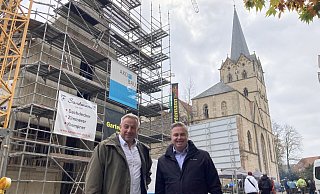 Archäologe Matthias Wemhoff (l.) und Bürgermeister Tim Kähler zeigten sich am Rande des Richtfestes vom Fortgang der Bauarbeiten am Historischen Fenster am Münster beeindruckt. - Matthias Bungeroth Archäologe Matthias Wemhoff (l.) und Bürgermeister Tim Kähler zeigten sich am Rande des Richtfestes vom Fortgang der Bauarbeiten am Historischen Fenster am Münster beeindruckt. - Matthias Bungeroth
