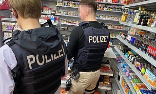 Mitarbeiter von Zoll, Polizei, Ordnungsamt, Steuerfahndung und Lebensmittelüberwachung waren am Freitagabend in Gütersloh unterwegs. - Symbolfoto/Christian Bröder Mitarbeiter von Zoll, Polizei, Ordnungsamt, Steuerfahndung und Lebensmittelüberwachung waren am Freitagabend in Gütersloh unterwegs. - Symbolfoto/Christian Bröder