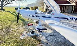 So fanden Vereinsvorstand und Polizei am Morgen den Motorsegler vor dem Hangar am Warburger Fluggelände zwischen Ossendorf und Wethen vor. - Mark Lohe So fanden Vereinsvorstand und Polizei am Morgen den Motorsegler vor dem Hangar am Warburger Fluggelände zwischen Ossendorf und Wethen vor. - Mark Lohe