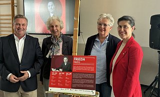 Enthüllten die Tafel, die künftig am AWO-Berufskolleg als Frauenort NRW auf das Leben von Frieda Nadig hinweisen soll: Bürgermeister Tim Kähler (v. l.), Gisela Bäumer (Nichte von Frieda Nadig), Angela Lück (Vorsitzende Präsidium und Aufsichtsrat der AWO OWL) sowie Murielle Guéguen (Vorsitzende Frauenrat NRW). - Matthias Bungeroth Enthüllten die Tafel, die künftig am AWO-Berufskolleg als Frauenort NRW auf das Leben von Frieda Nadig hinweisen soll: Bürgermeister Tim Kähler (v. l.), Gisela Bäumer (Nichte von Frieda Nadig), Angela Lück (Vorsitzende Präsidium und Aufsichtsrat der AWO OWL) sowie Murielle Guéguen (Vorsitzende Frauenrat NRW). - Matthias Bungeroth