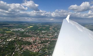 Ein Blick aus dem Himmel: Auf solche Ausblicke können sich die Gäste des Luftsportvereins Warburg an den Pfingsttagen freuen. Unter den Flügeln des Segelfliegers ist die Hansesatt Warburg zu sehen. - LSV Warburg Ein Blick aus dem Himmel: Auf solche Ausblicke können sich die Gäste des Luftsportvereins Warburg an den Pfingsttagen freuen. Unter den Flügeln des Segelfliegers ist die Hansesatt Warburg zu sehen. - LSV Warburg