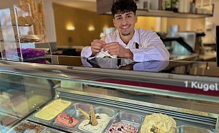 Der 19-Jährige Jordi Dag übernimmt das Kult-Eiscafé "Venezia" an der Alten Synagoge. - Danielle Dörsing Der 19-Jährige Jordi Dag übernimmt das Kult-Eiscafé "Venezia" an der Alten Synagoge. - Danielle Dörsing
