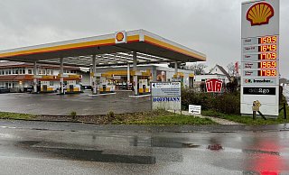 Die Shell-Tankstelle an der Gütersloher Straße in Verl ist zum Ziel von Einbrechern geworden, die scheinbar binnen weniger Stunden auch in Hilter am Teutoburger Wald und in Steinhagen zugeschlagen haben. - Christian Bröder Die Shell-Tankstelle an der Gütersloher Straße in Verl ist zum Ziel von Einbrechern geworden, die scheinbar binnen weniger Stunden auch in Hilter am Teutoburger Wald und in Steinhagen zugeschlagen haben. - Christian Bröder