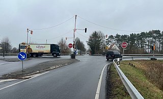 Die Polizei hat den Kreuzungsbereich Fabbenstedter Straße/L770 als Unfallschwerpunkt ausgemacht. Weil ein Tempolimit auf der Landesstraße nicht viel bewirkt hat, soll jetzt eine Ampel installiert werden. Das Provisorium steht schon. - Kirsten Tirre Die Polizei hat den Kreuzungsbereich Fabbenstedter Straße/L770 als Unfallschwerpunkt ausgemacht. Weil ein Tempolimit auf der Landesstraße nicht viel bewirkt hat, soll jetzt eine Ampel installiert werden. Das Provisorium steht schon. - Kirsten Tirre