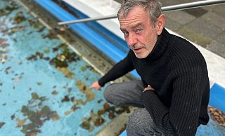 Pächter Franz-Josef Füchtenschnieder zeigt aufgeplatzte Farbbereiche am Beckenboden im Gütersloher Parkbad. Rund 50 dieser Stellen hat er gezählt. - Christian Bröder Pächter Franz-Josef Füchtenschnieder zeigt aufgeplatzte Farbbereiche am Beckenboden im Gütersloher Parkbad. Rund 50 dieser Stellen hat er gezählt. - Christian Bröder