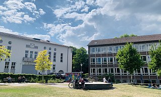 Nach Ansicht der neun Baudezernentin Claudia Koch muss das Haus des Handwerks (links) für die Erweiterung des Gymnasiums am Waldhof nicht abgerissen werden. - Ivonne Michel Nach Ansicht der neun Baudezernentin Claudia Koch muss das Haus des Handwerks (links) für die Erweiterung des Gymnasiums am Waldhof nicht abgerissen werden. - Ivonne Michel