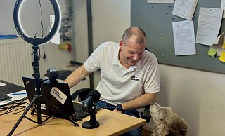 Tierarzt Stefan Knoop aus dem Kreis Paderborn ist mittlerweile ein bekannter TikTok-Creator. Gemeinsam mit Hündin Cuna berät er Tierhalter in einer Live-Sprechstunde. - Danielle Dörsing Tierarzt Stefan Knoop aus dem Kreis Paderborn ist mittlerweile ein bekannter TikTok-Creator. Gemeinsam mit Hündin Cuna berät er Tierhalter in einer Live-Sprechstunde. - Danielle Dörsing