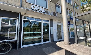Auf das Juweliergeschäft Opal, direkt gegenüber des Gütersloher Hauptbahnhofs, ist ein Blitzeinbruch verübt worden. Vier Täter haben dabei Gold im sechsstelligen Bereich erbeutet. - Jeanette Salzmann Auf das Juweliergeschäft Opal, direkt gegenüber des Gütersloher Hauptbahnhofs, ist ein Blitzeinbruch verübt worden. Vier Täter haben dabei Gold im sechsstelligen Bereich erbeutet. - Jeanette Salzmann