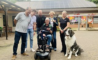 Helmut Tiekötter (Mitte) verfolgt per Handy-App die Stromproduktion auf dem Bielefelder Tierheimdach. Mit dabei, v.l.: Marcus Michels, Nico Kozlik, Heinrich Stückemann, Ulrike Graeser, Anjuli Barber und Hund Bella. - Ivonne Michel Helmut Tiekötter (Mitte) verfolgt per Handy-App die Stromproduktion auf dem Bielefelder Tierheimdach. Mit dabei, v.l.: Marcus Michels, Nico Kozlik, Heinrich Stückemann, Ulrike Graeser, Anjuli Barber und Hund Bella. - Ivonne Michel