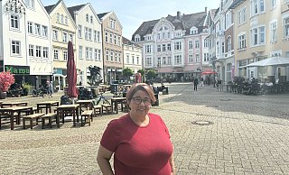 Auf dem Gänsemarkt: Zübeyde Polat, Kandidatin für das Bürgermeisteramt in Herford. - Matthias Bungeroth Auf dem Gänsemarkt: Zübeyde Polat, Kandidatin für das Bürgermeisteramt in Herford. - Matthias Bungeroth