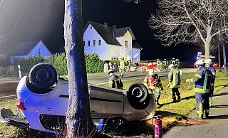 Unfall im Kreis Gütersloh: Durch die Wucht des Aufpralls überschlug sich der Toyota und blieb auf dem Dach liegen. - Thorsten Heß Unfall im Kreis Gütersloh: Durch die Wucht des Aufpralls überschlug sich der Toyota und blieb auf dem Dach liegen. - Thorsten Heß