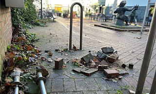 Die Pflastersteine liegen auf dem Boden, der rausgerissen Stahlbügel neben einer Mauer: Hinter dem Rücken von Denkmal Güths` Mariechen am Kolbeplatz in Gütersloh haben Fahrraddiebe auf perfide Art zugeschlagen. - Christian Bröder Die Pflastersteine liegen auf dem Boden, der rausgerissen Stahlbügel neben einer Mauer: Hinter dem Rücken von Denkmal Güths` Mariechen am Kolbeplatz in Gütersloh haben Fahrraddiebe auf perfide Art zugeschlagen. - Christian Bröder