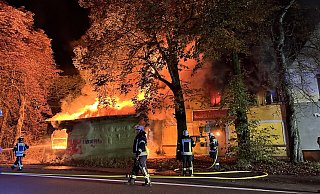 In der Nacht zu Montag steht das Steinhagener Landhaus in Flammen. - Feuerwehr Steinhagen In der Nacht zu Montag steht das Steinhagener Landhaus in Flammen. - Feuerwehr Steinhagen