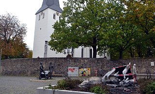 Umrandet von einem Beet hatte die fast 4 Meter hohe Kerze bisher auf dem Rathausplatz, zwischen Rathaus und Laurentiuskirche, gestanden. - Katharina Eisele Umrandet von einem Beet hatte die fast 4 Meter hohe Kerze bisher auf dem Rathausplatz, zwischen Rathaus und Laurentiuskirche, gestanden. - Katharina Eisele