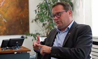 Lars Bökenkröger (CDU) bleibt Bürgermeister von Bad Oeynhausen – 54,7 Prozent der Stimmen sichern ihm die zweite Amtszeit. - Thorsten Gödecker Lars Bökenkröger (CDU) bleibt Bürgermeister von Bad Oeynhausen – 54,7 Prozent der Stimmen sichern ihm die zweite Amtszeit. - Thorsten Gödecker
