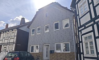 Das Haus in der Straße An der Kirche in Höxter-Lüchtringen ist nach dem Unglück unbewohnbar. Es ist von Polizei und Staatsanwaltschaft beschlagnahmt worden. - Svenja Ludwig Das Haus in der Straße An der Kirche in Höxter-Lüchtringen ist nach dem Unglück unbewohnbar. Es ist von Polizei und Staatsanwaltschaft beschlagnahmt worden. - Svenja Ludwig