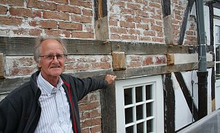 Reinhard Kersting zeigt, dass auch am Fachwerk zahlreiche Erneuerungen getätigt werden mussten. - Johannes Büttner Reinhard Kersting zeigt, dass auch am Fachwerk zahlreiche Erneuerungen getätigt werden mussten. - Johannes Büttner