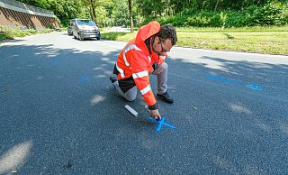 Timo Mika vom Amt für Verkehr markiert die Sondierungspunkte. - Andreas Zobe Timo Mika vom Amt für Verkehr markiert die Sondierungspunkte. - Andreas Zobe