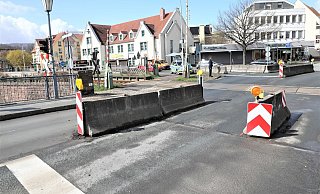 Betonleitplanken sollen verhindern, dass große und schwere Fahrzeuge die Weserbrücke zwischen Höxter und Boffzen passieren. - Simone Flörke Betonleitplanken sollen verhindern, dass große und schwere Fahrzeuge die Weserbrücke zwischen Höxter und Boffzen passieren. - Simone Flörke