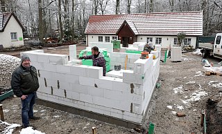 Das neue Kassenhäuschen mit Kiosk am Eingang zum Tierpark wächst heran. Tierparkchef Thorsten Dodt (links) freut sich, dass die Besucher in Zukunft zügiger eingelassen werden können. - Frank-Michael Kiel-Steinkamp Das neue Kassenhäuschen mit Kiosk am Eingang zum Tierpark wächst heran. Tierparkchef Thorsten Dodt (links) freut sich, dass die Besucher in Zukunft zügiger eingelassen werden können. - Frank-Michael Kiel-Steinkamp