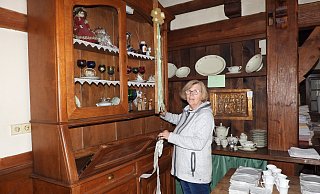 Marianne Hanhart erzählt am großen Büffetschrank von ihren Erinnerungen an das Möbelstück. - Guitano Darhoven Marianne Hanhart erzählt am großen Büffetschrank von ihren Erinnerungen an das Möbelstück. - Guitano Darhoven