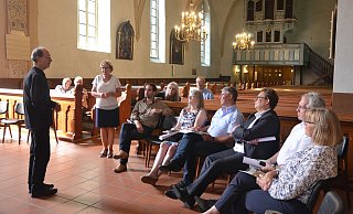 Der Fördervereinsvorsitzende Hinrich Paul (l.) berichtet den SPD-Politikern in der Marienkirche Wallenbrück von der geplanten Wiederherstellung der barocken Orgel. - Mareike Patock Der Fördervereinsvorsitzende Hinrich Paul (l.) berichtet den SPD-Politikern in der Marienkirche Wallenbrück von der geplanten Wiederherstellung der barocken Orgel. - Mareike Patock