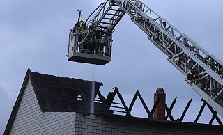 70 Feuerwehrleute und Rettungskräfte waren bis zum Dienstagmorgen im Einsatz, um den Brand in einem Wohnhaus in Werste zu löschen. - Jörg Stuke 70 Feuerwehrleute und Rettungskräfte waren bis zum Dienstagmorgen im Einsatz, um den Brand in einem Wohnhaus in Werste zu löschen. - Jörg Stuke