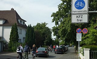 Die fünfte Fahrradstraße: Am Dörener Weg haben Radlerinnen und Radler Vorrang. Außerdem gilt Tempo 30, auch wenn nicht ausgeschildert. - Sabine Kauke Die fünfte Fahrradstraße: Am Dörener Weg haben Radlerinnen und Radler Vorrang. Außerdem gilt Tempo 30, auch wenn nicht ausgeschildert. - Sabine Kauke