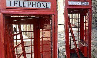 Die hölzerne Tür der englischen Telefonzelle ist komplett abgebrochen worden, sie lehnt innen. - Jens Reichenbach Die hölzerne Tür der englischen Telefonzelle ist komplett abgebrochen worden, sie lehnt innen. - Jens Reichenbach