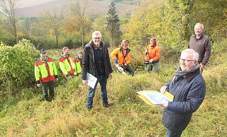 Projektleiter Frank Grawe (v. l.) mit dem Heimatvereinsvorsitzenden Johannes Georg und kooperierendem Landwirt Engelberg Beller sowie den Vertretern und Waldarbeitern des Forstbetriebs. - Burkhard Battran Projektleiter Frank Grawe (v. l.) mit dem Heimatvereinsvorsitzenden Johannes Georg und kooperierendem Landwirt Engelberg Beller sowie den Vertretern und Waldarbeitern des Forstbetriebs. - Burkhard Battran