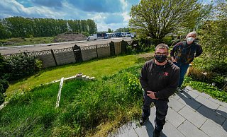 André Mosca (l.), ist mit seiner Familie nach Ostfriesland gezogen. Friedhelm Holthöfer ist geblieben. Die Firma SDG hat allen den letzten Nerv geraubt. - Andreas Zobe André Mosca (l.), ist mit seiner Familie nach Ostfriesland gezogen. Friedhelm Holthöfer ist geblieben. Die Firma SDG hat allen den letzten Nerv geraubt. - Andreas Zobe