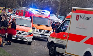 Rettungsdienst und Feuerwehr waren während der Hasi-Palau-Karnevalsparade mit zahlreichen Kräften im Einsatz. - Niklas Tüns Rettungsdienst und Feuerwehr waren während der Hasi-Palau-Karnevalsparade mit zahlreichen Kräften im Einsatz. - Niklas Tüns