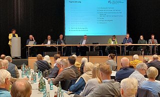 LGS-Chefin Claudia Koch und der Vorstand des Fördervereins informieren die Mitglieder über den aktuellen Stand der Vorbereitungen für die Landesgartenschau. - LGS-Förderverein LGS-Chefin Claudia Koch und der Vorstand des Fördervereins informieren die Mitglieder über den aktuellen Stand der Vorbereitungen für die Landesgartenschau. - LGS-Förderverein