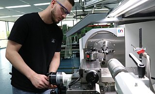 Justin Sanoiski macht bei Diebold Nixdorf eine Ausbildungs als Industriemechaniker. - Holger Kosbab Justin Sanoiski macht bei Diebold Nixdorf eine Ausbildungs als Industriemechaniker. - Holger Kosbab