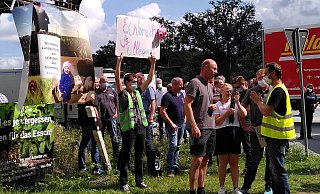 Jan Peifer vom Deutschen Tierschutzbüro (rechts, gelbe Weste) diskutiert mit Landwirt Burkhard Berg über das gezeigte Video. Im Hintergrund ist die Gegendemo der Bauern zu sehen. - Judith Gladow Jan Peifer vom Deutschen Tierschutzbüro (rechts, gelbe Weste) diskutiert mit Landwirt Burkhard Berg über das gezeigte Video. Im Hintergrund ist die Gegendemo der Bauern zu sehen. - Judith Gladow