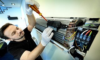 Kälteanlagenbaumeister Daniel Stöttwig der Firma Schalück inspiziert eine Klimaanlage. - Andreas Frücht Kälteanlagenbaumeister Daniel Stöttwig der Firma Schalück inspiziert eine Klimaanlage. - Andreas Frücht