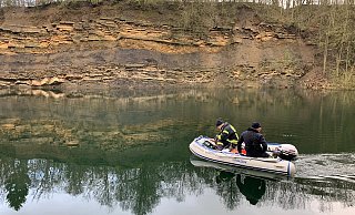 Die Feuerwehr sucht den Oberlübber Bergsee ab. - Foto: Luis Rothe/Feuerwehr Hille Die Feuerwehr sucht den Oberlübber Bergsee ab. - Foto: Luis Rothe/Feuerwehr Hille