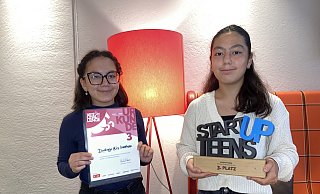 Stolz zeigen Bibifotima Zukhurova (15; links) und ihre Schwester Maryam (14) aus dem Kreis Gütersloh Urkunde und Preis vom Startup-Wettbewerb Westfalen Challenge. - Markus Voss Stolz zeigen Bibifotima Zukhurova (15; links) und ihre Schwester Maryam (14) aus dem Kreis Gütersloh Urkunde und Preis vom Startup-Wettbewerb Westfalen Challenge. - Markus Voss