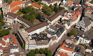 Der Arbeitsplatz des künftigen Chefs (oder der Chefin) der Paderborner Verwaltung befindet sich meist in seinem Büro im Verwaltungstrakt am Abdinghof. Ratssitzungen finden dagegen im historischen Rathaus statt. - Gerd Vieler Der Arbeitsplatz des künftigen Chefs (oder der Chefin) der Paderborner Verwaltung befindet sich meist in seinem Büro im Verwaltungstrakt am Abdinghof. Ratssitzungen finden dagegen im historischen Rathaus statt. - Gerd Vieler