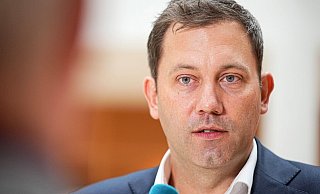Lars Klingbeil ist optimistisch, dass der Koalitionsvertrag mit Grünen und FDP bald abgesegnet wird. - Foto: Michael Kappeler/dpa Lars Klingbeil ist optimistisch, dass der Koalitionsvertrag mit Grünen und FDP bald abgesegnet wird. - Foto: Michael Kappeler/dpa