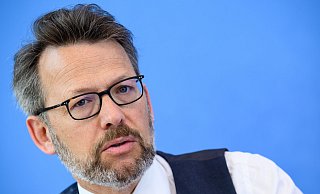 Sieht noch viele offene Fragen bis zur Entscheidung über den Olympia-Bewerber: DOSB-Vorstandschef Otto Fricke. - Bernd von Jutrczenka/dpa Sieht noch viele offene Fragen bis zur Entscheidung über den Olympia-Bewerber: DOSB-Vorstandschef Otto Fricke. - Bernd von Jutrczenka/dpa