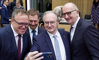 Mario Voigt (v. l., CDU), Ministerpräsident Thüringen, Michael Kretschmer (CDU), Ministerpräsident Sachsen, Reiner Haseloff (CDU), Ministerpräsident Sachsen-Anhalt, und Dietmar Woidke (SPD), Ministerpräsident Brandenburg, kommen zu einer Bundesratssitzung und machen ein Selfie von sich. - Joerg Carstensen/dpa Mario Voigt (v. l., CDU), Ministerpräsident Thüringen, Michael Kretschmer (CDU), Ministerpräsident Sachsen, Reiner Haseloff (CDU), Ministerpräsident Sachsen-Anhalt, und Dietmar Woidke (SPD), Ministerpräsident Brandenburg, kommen zu einer Bundesratssitzung und machen ein Selfie von sich. - Joerg Carstensen/dpa