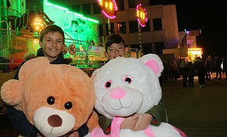 Leon (10) und Marlon (9) gewannen riesige Kuscheltiere. - Robert Becker Leon (10) und Marlon (9) gewannen riesige Kuscheltiere. - Robert Becker