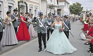 Majestätisch: Das Königspaar Patrick und Eva Walter standen im Mittelpunkt des Jubiläumsschützenfestes 200 Jahre St. Vitus-Schützenbruderschaft Bühne. - August Wilhelms Majestätisch: Das Königspaar Patrick und Eva Walter standen im Mittelpunkt des Jubiläumsschützenfestes 200 Jahre St. Vitus-Schützenbruderschaft Bühne. - August Wilhelms