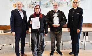 Landrat Christoph Rüther (l.) und die leitende Polizeidirektorin Margit Picker (r.) ehrten Stefanie und Oliver Endler für besondere Zivilcourage. - Kreispolizeibehörde Landrat Christoph Rüther (l.) und die leitende Polizeidirektorin Margit Picker (r.) ehrten Stefanie und Oliver Endler für besondere Zivilcourage. - Kreispolizeibehörde