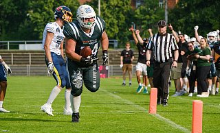 Überraschender Spielzug: O-Liner Daniel Wiemann läuft zum ersten Touchdown für die Bulldogs gegen Essen. An der Bielefelder Seite bricht schon Jubel aus. - Andreas Zobe Überraschender Spielzug: O-Liner Daniel Wiemann läuft zum ersten Touchdown für die Bulldogs gegen Essen. An der Bielefelder Seite bricht schon Jubel aus. - Andreas Zobe